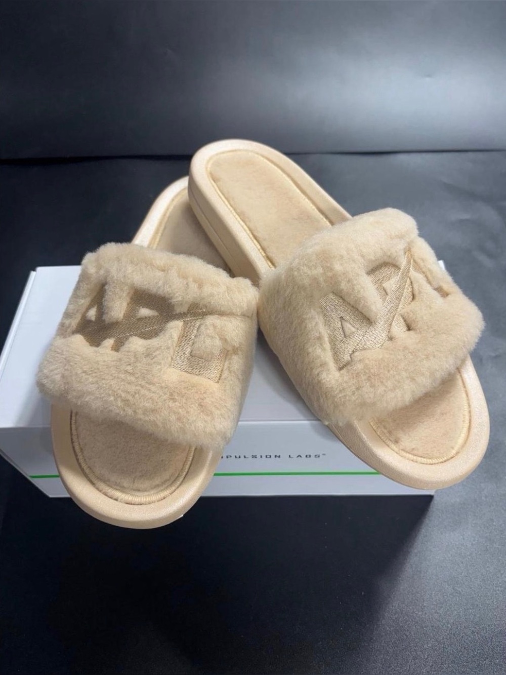 APL Athletic Propulsion Labs Shearling Slides Champagne Sz 11
